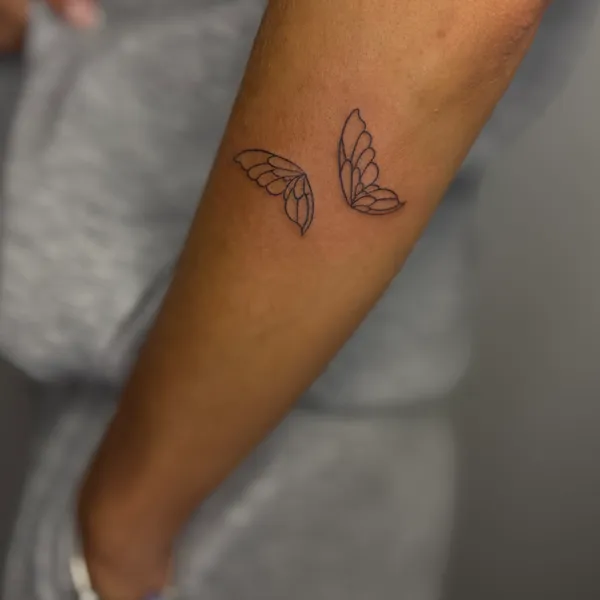 Elegantiška fine line drugelio tatuiruotė ant kūno