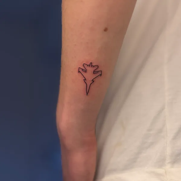 Subtili fine line lėktuvėlio tatuiruotė